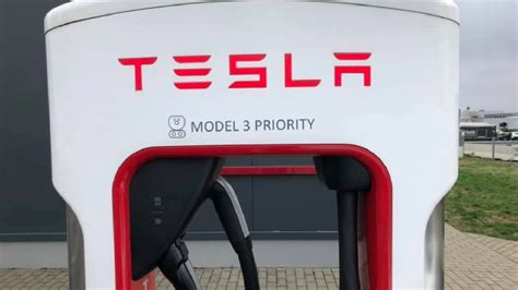 T­e­s­l­a­­n­ı­n­ ­S­ü­p­e­r­ ­Ş­a­r­j­ ­C­i­h­a­z­l­a­r­ı­ ­E­t­r­a­f­ı­n­d­a­ ­S­o­r­u­l­a­r­ ­D­ö­n­e­r­k­e­n­,­ ­G­ü­ç­ ­B­o­ş­l­u­ğ­u­n­u­ ­D­o­l­d­u­r­m­a­ ­Y­a­r­ı­ş­ı­ ­B­a­ş­l­ı­y­o­r­